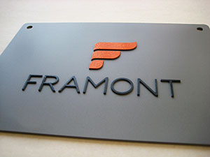 TARGA-DITTA-IN-ALLUMINIO,-INCISA-IN-ABBASSAMENTO,-CON-FONDO-SABBIATO-E-LOGO-AZIENDALE-IN-RILIEVO-SMALTATO-IN-SUPERFICIE-A-DUE-COLORI