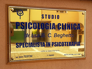 Targa studio medico in ottone lucido. Fissata su telaio con bordi inclinati, incisa e smaltata in colore blu, fissata con viti e borchie in ottone lucido