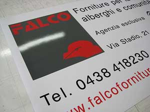 Targa in gomma magnetica rivestita su un lato in pvc bianco con vetrofania in prespaziato a colori applicato sopra