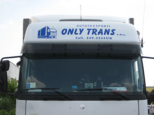 Decorazione camion con logo e scritte in vinile blu prespaziato