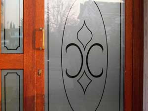 decoro con vetrofania effetto vetro smerigliato su porta ingresso condominiale