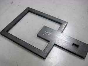 Incisione logo su elemento di arredo in ferro