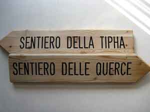 Incisione su legno segnaletica direzionale per sentieri di montagna