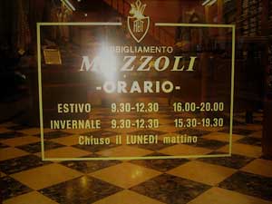 Orario adesivo per negozio abbigliamento. Adesivo in vinile prespaziato color oro applicato all'interno del vetro