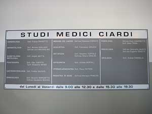 Pannello in pvc semiespanso con scritte in vinile adesivo prespaziato applicate per ingresso studio medico