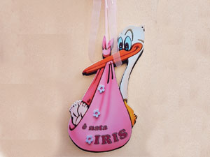 cicogna con nome personalizzato per natività  traforata e stampata su pannello in pvc semiespanso bianco rifinita con fiocco in tulle colore rosa