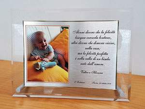 targa ricordo in ottone argentato fissata su plexiglass trasparente con bordi bisellati lucidi foto e testo stampati con vari effetti di texture lucide e opache fissata su basetta in plexiglass