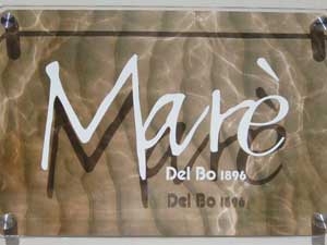 TARGA-PER-NEGOZIO-PANNELLO-DI-FONDO-IN-D-BOND-CON-GRAFICA-STAMPATA-TARGA-IN-PLEXIGLASS-TRASPARENTE-FISSATA-CON-DISTANZIATORI-IN-ACCIAIO-SCRITTE-IN-ALLUMINIO-VERNICIATO