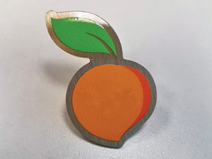 spilla da giacca in ottone satinato tagliata a sagoma e grafica stampata più vernice trasparente di protezione con pins applicata sul retro (2)