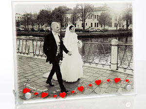 Targa in plexiglass trasparente con bordi bisellati lucidi con retrostampa foto e cuori frontali in rilievo con due piedini in alluminio