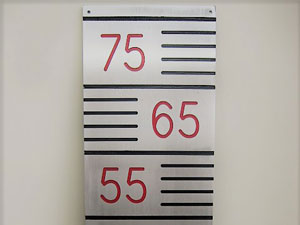 asta idrometrica in alluminio anticorodal spessore 5 mm con tacche e numeri incisi e colorati in nero e rosso