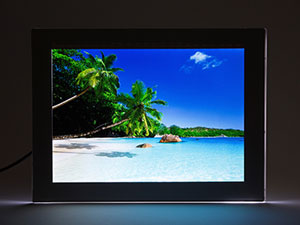 Espositore di foto illuminate a led per interni con frontale magnetico e bordo in argento disponibile nei formati A4, A3, A2, A1