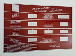 targa dati industriale in allumino preverniciato color argento con stampa UV in rosso e vernice trasparente di protezione