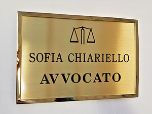 targa per avvocato in ottone satinato fissata con cornice in ottone lucido con stemma e scritte incise e smaltate in nero