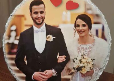 foto di matrimonio stampata su roccia di ardesia tonda sostenuta da piedini in metallo cromato