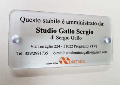 targa amministratore in plexiglass sabbiato con angoli arrotondati e grafica retrostampata a colori fissata al muro con distanziatori in alluminio