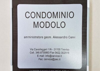 targa amministratore standard intercambiabile con cornice portatarga in alluminio con grafica stampata e protetta