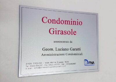 targa amministratore in alluminio preverniciato argento con testi e logo stampati a colori e protetti con vernice bicomponente