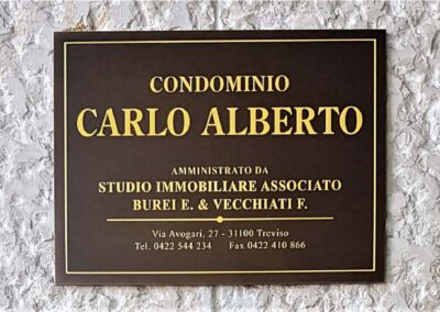 targa amministratore in ottone brunito con testo in stampa diretta colore giallo protetta antiox per esterno