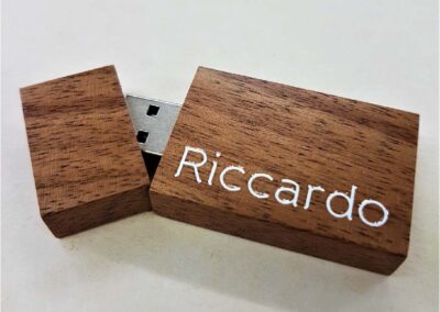 personalizzazione chiavetta usb con stampa in rilievo protetta con vernice
