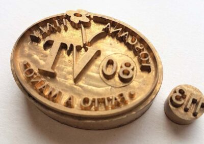 timbro per marchiare vasi in terracotta con intarsio per numeri intercambiabili fissati con vite a brugola